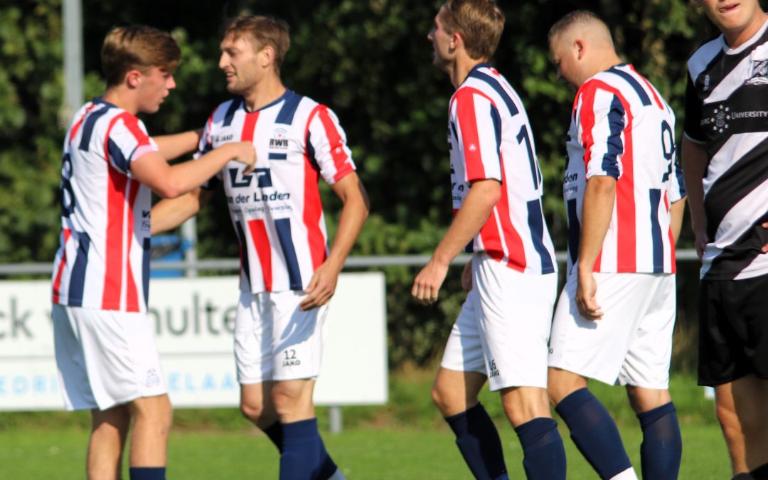 R.W.B. JO13 spelers geven training aan de JO10 lichting