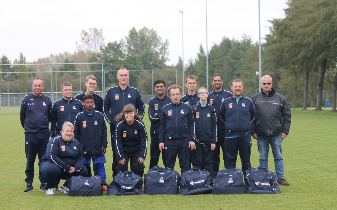 Plastica sponsort voetbaltassen voor G-team van RWB