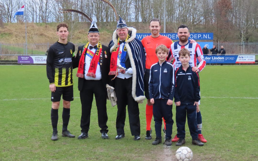 Waalwijkse derby R.W.B. – Baardwijk afgetrapt door Carnavalsprins Renaldo en Adjudant Marco van der Hammen.