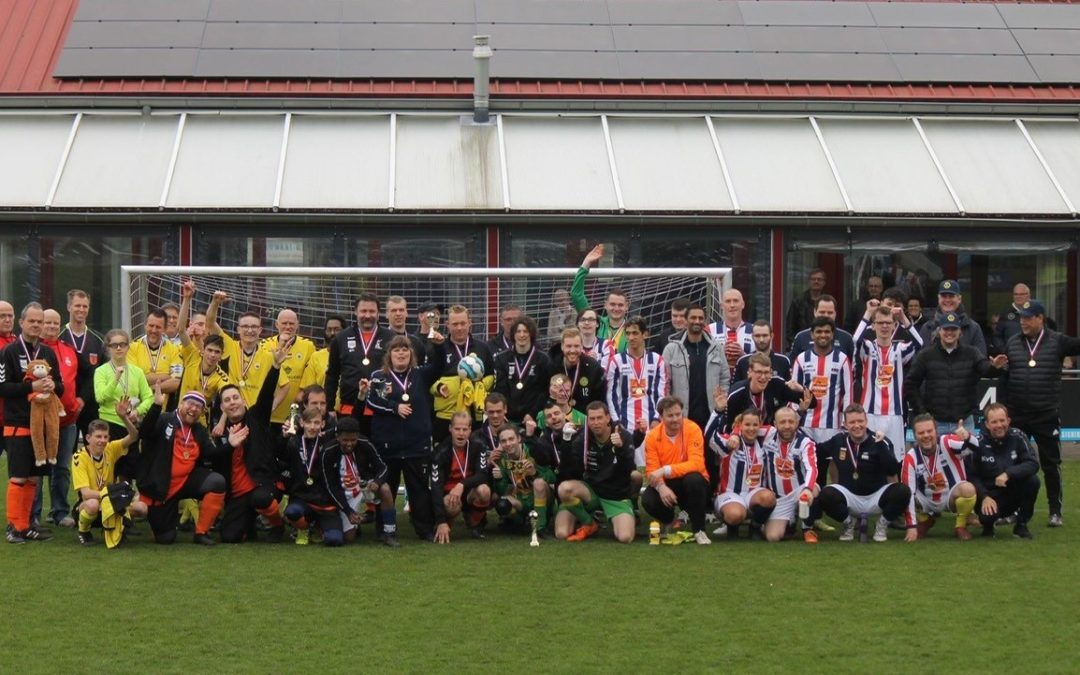 Lionsclub Waalwijk geeft stevig steun aan G-voetbaltoernooi RWB.