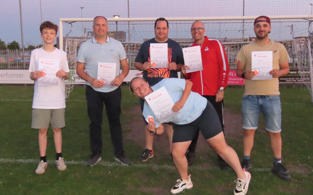 R.W.B. verwelkomt zes nieuwe gediplomeerde scheidsrechters.