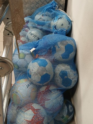 Voetbalvereniging R.W.B. schenkt 30 ballen aan Stichting Floriander.