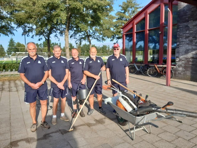 Werkploeg R.W.B. in zomerse outfit weer volop actief.