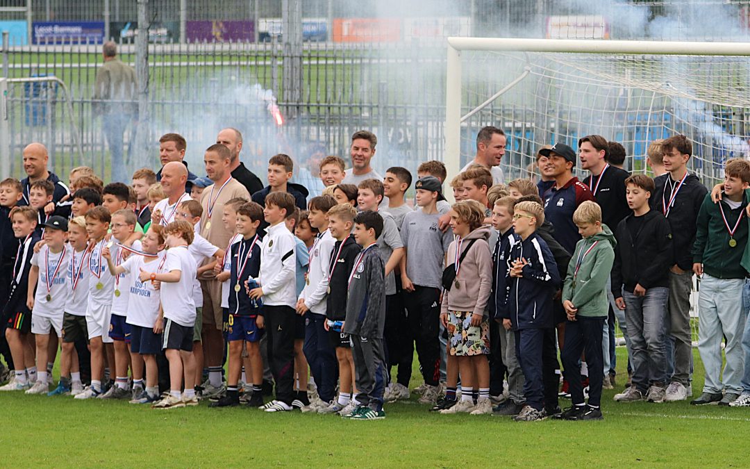 R.W.B. huldigt jeugdkampioenen 2024/2025 bij seizoensopening.