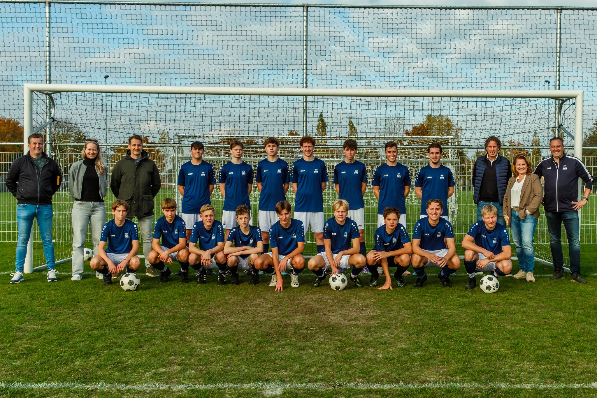 Vijf sponsoren steken R.W.B. JO17-1 in het nieuw!