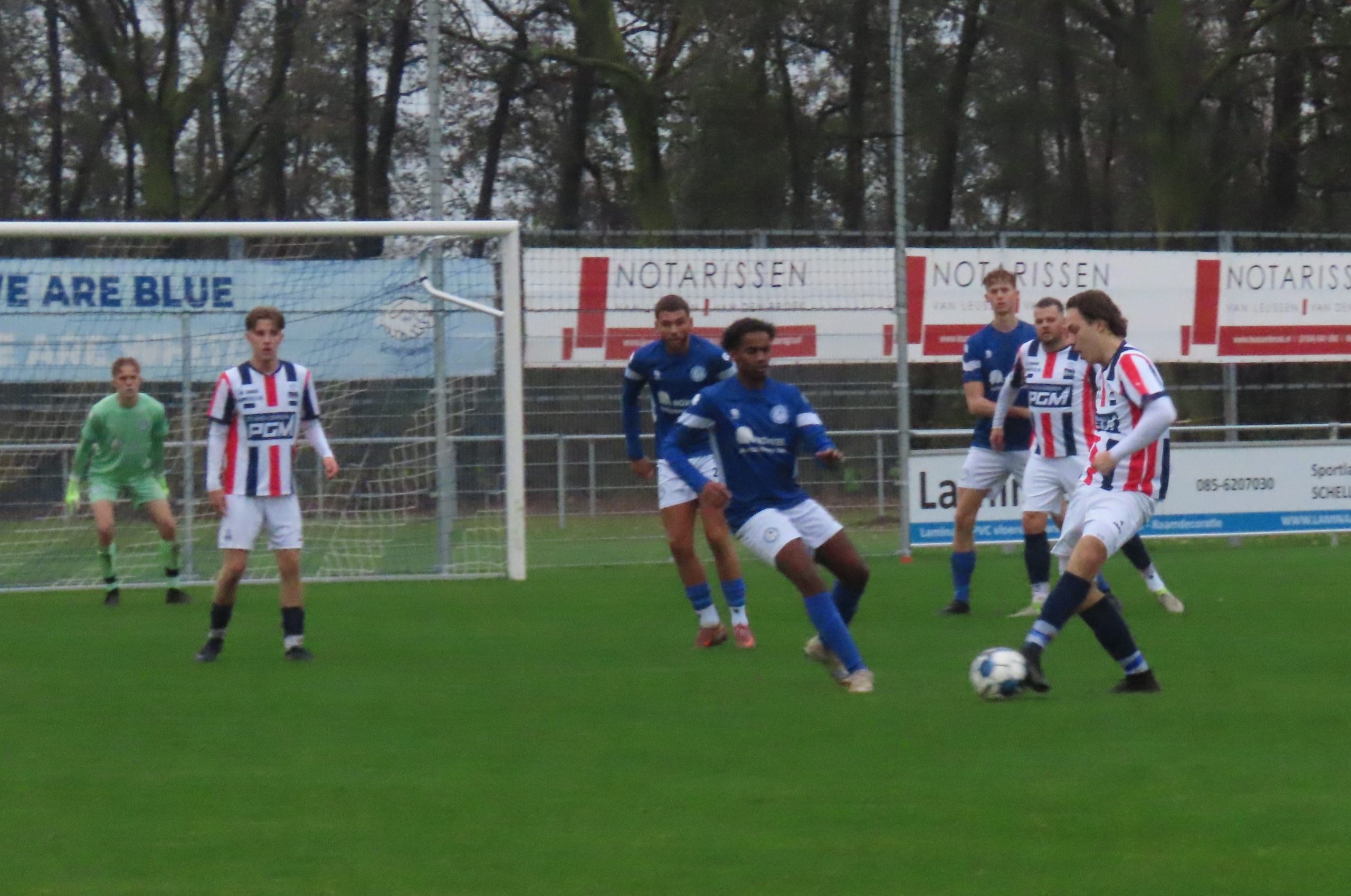 R.W.B. scoort er tegen Schelluinen driftig op los.