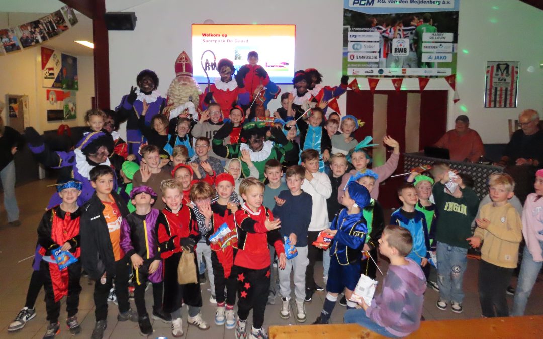 Sinterklaas brengt feestelijk bezoek aan R.W.B.