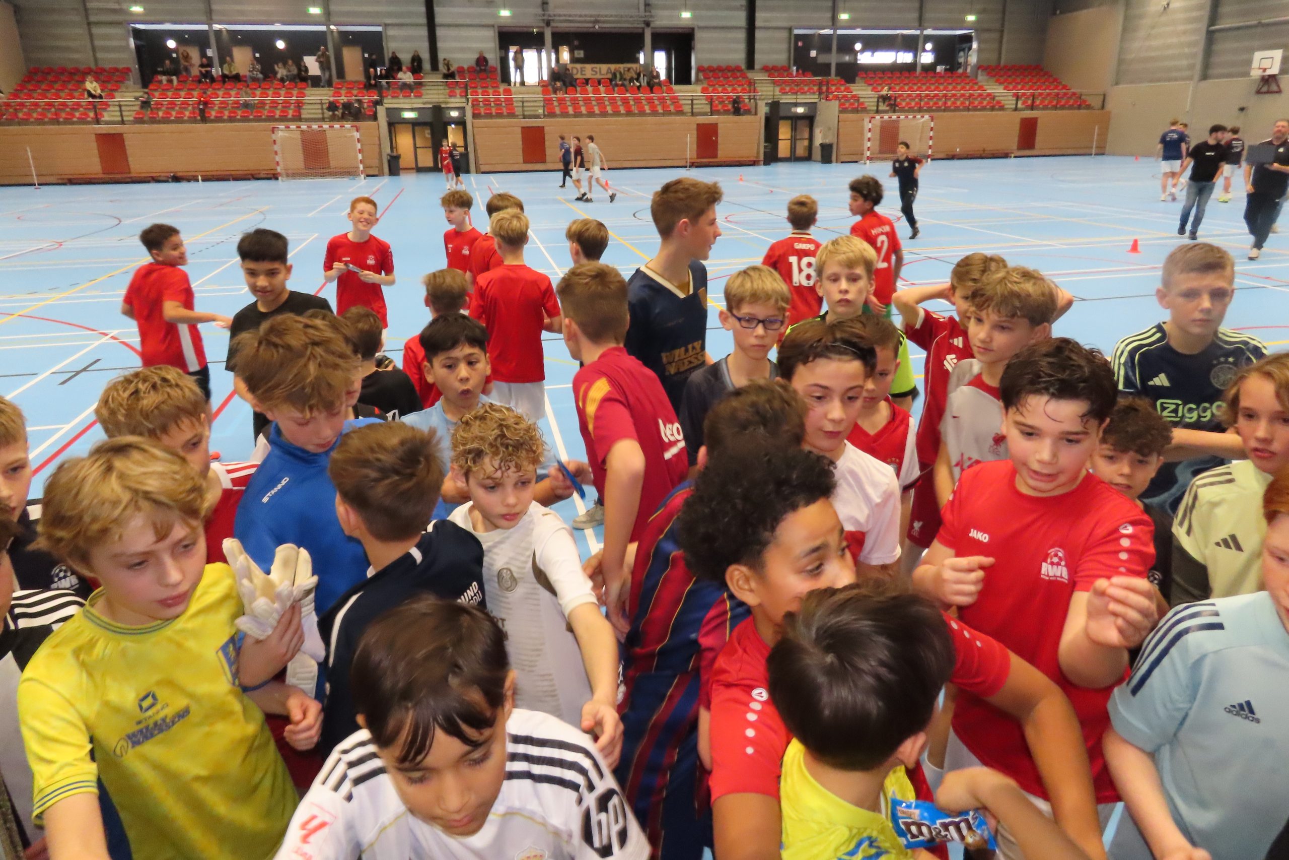 Jaarlijks zaalvoetbaltoernooi RWB weer een groot succes.