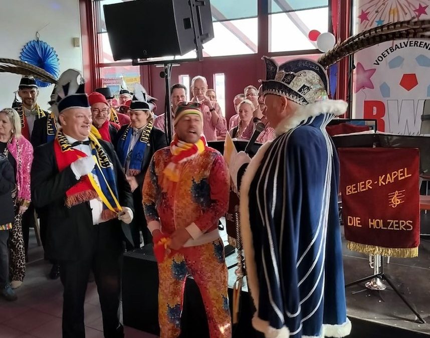 Peter Broos tijdens Frühshoppen bij RWB door Prins Renaldo gehuldigd.