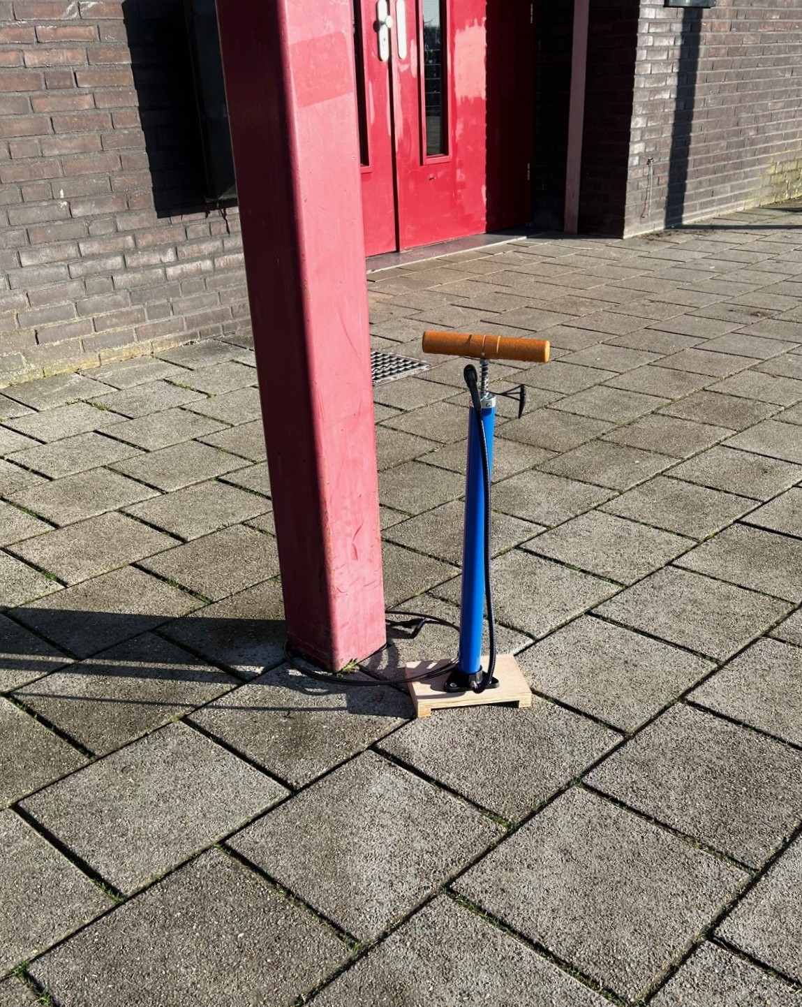 RWB ontvangt fietspomp van de VriendenLoterij.