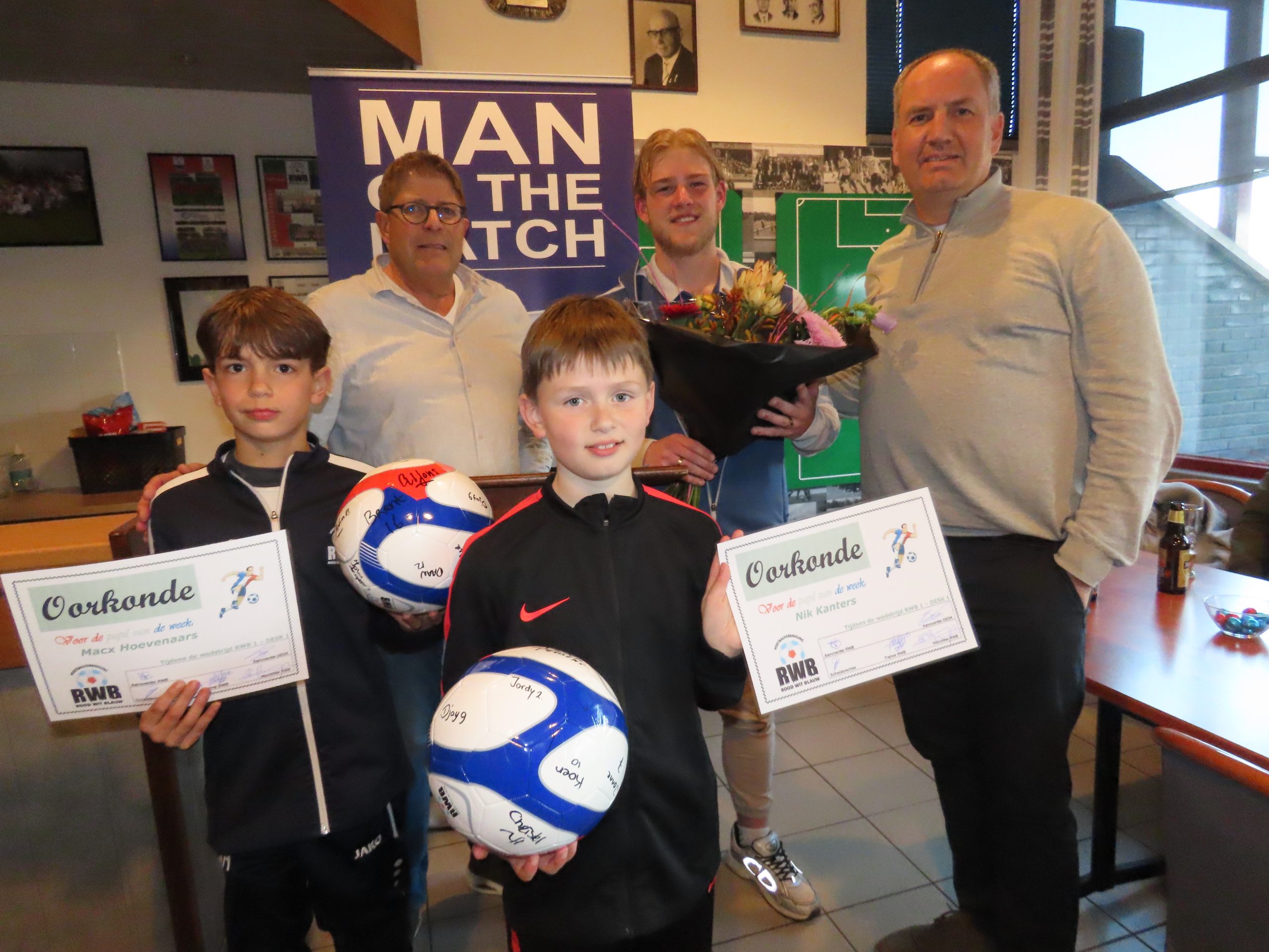 Huldiging Pupillen van de Week en Man of the Match na overwinning RWB op DESK.