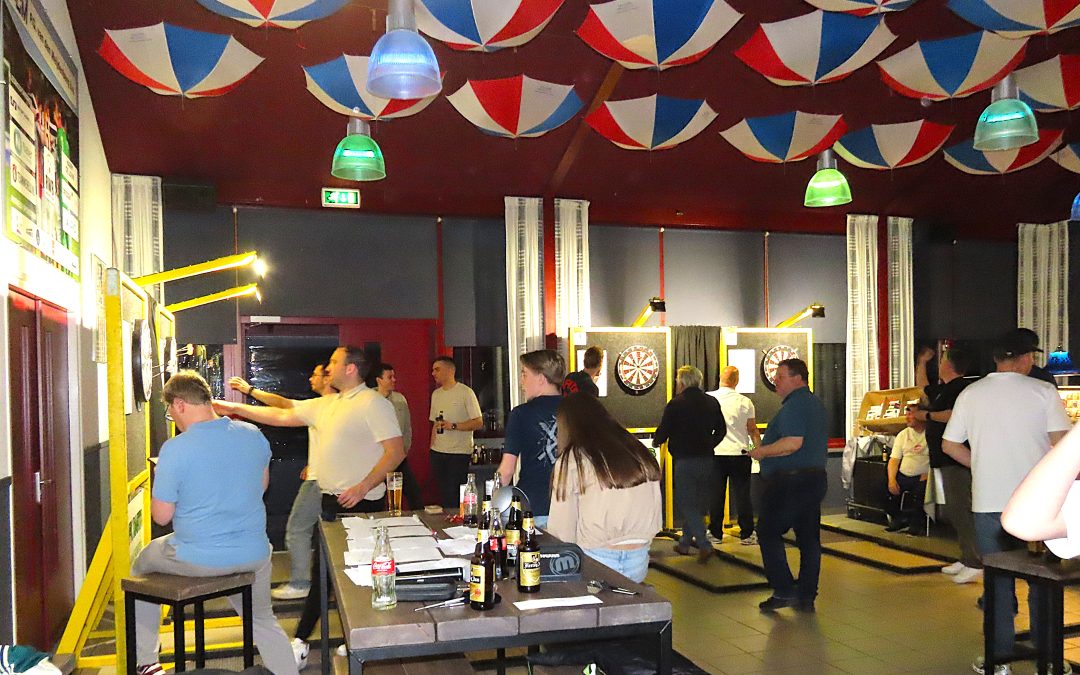 Timo van den Elshout wint RWB-Darttoernooi.