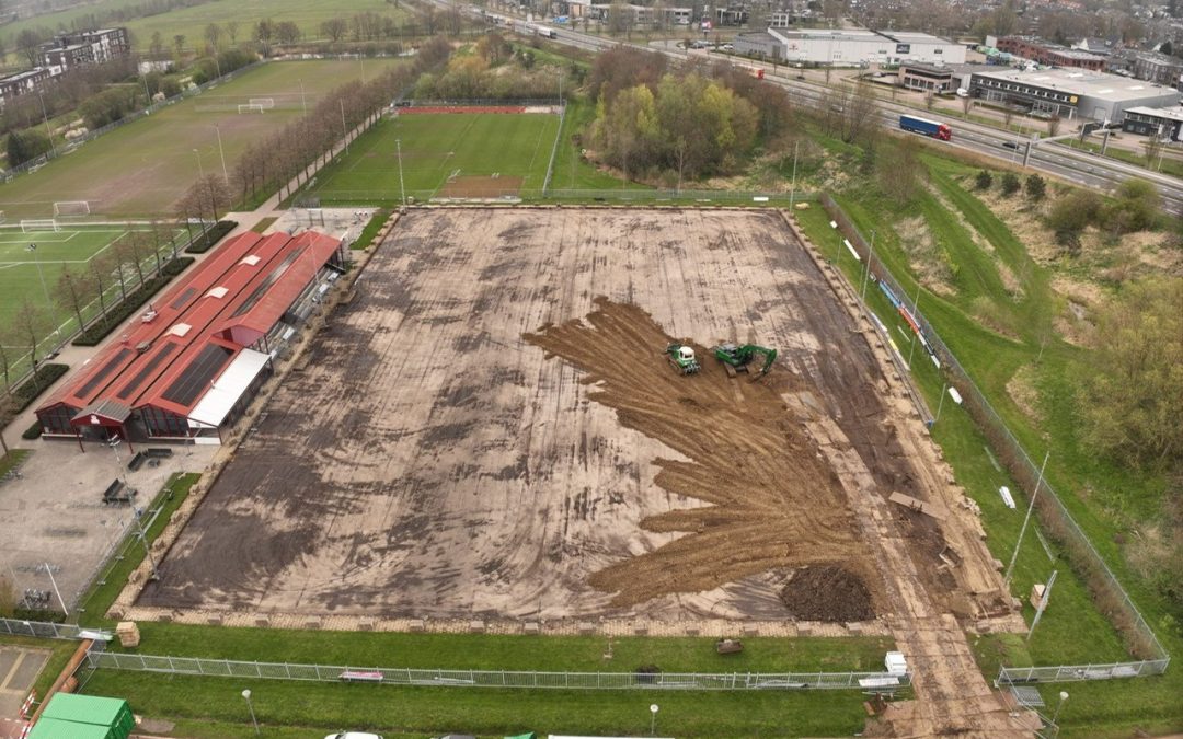 Update: ombouw hoofdveld in volle gang.