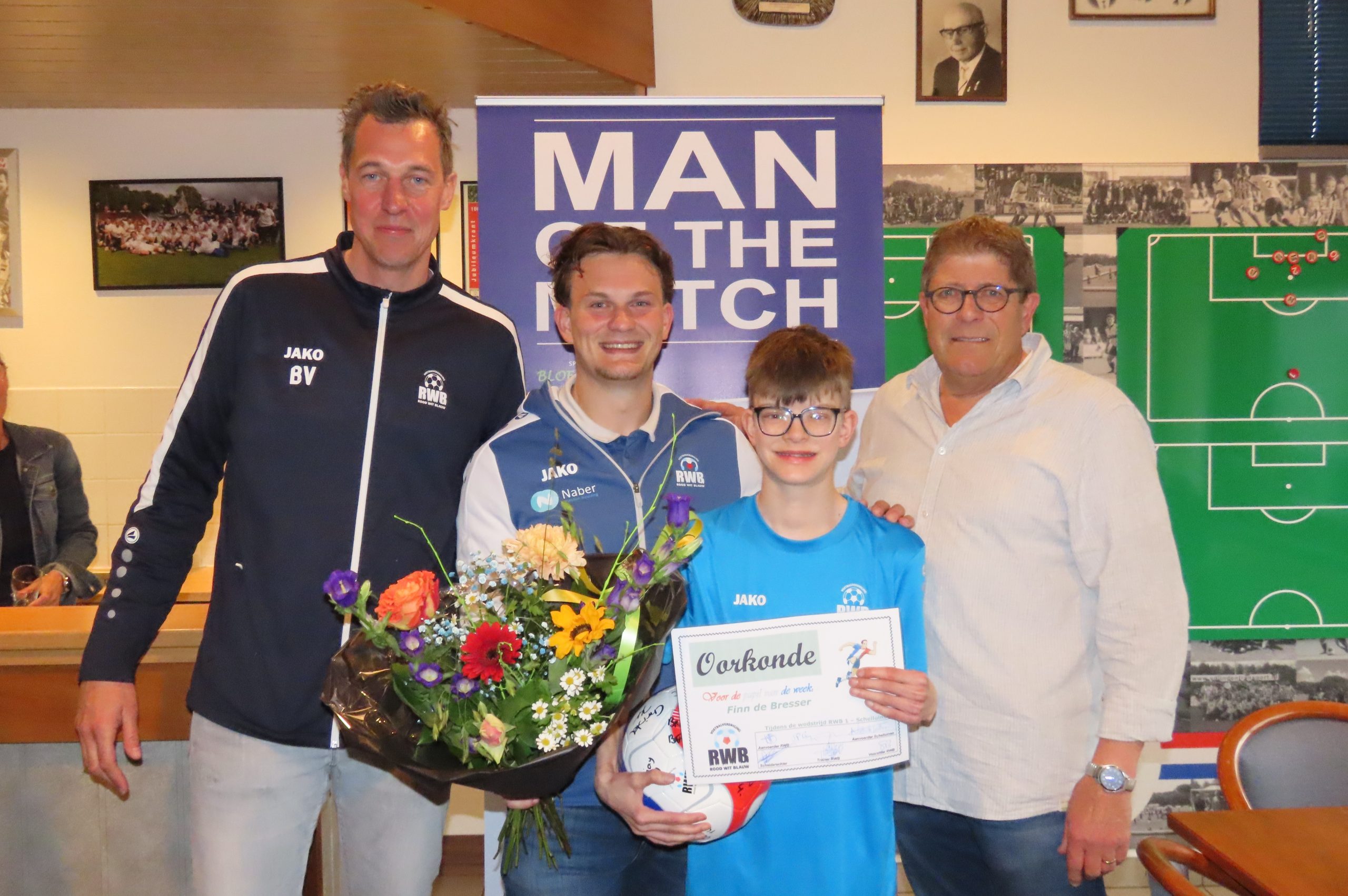Finn de Bresser straalt als Pupil van de Week; Bram van Iersel uitgeroepen tot Man of the Match.