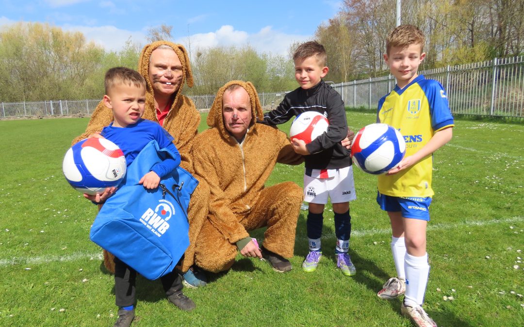 RWB selectiespelers inspireren jongste jeugd tijdens sfeervolle paasclinic.