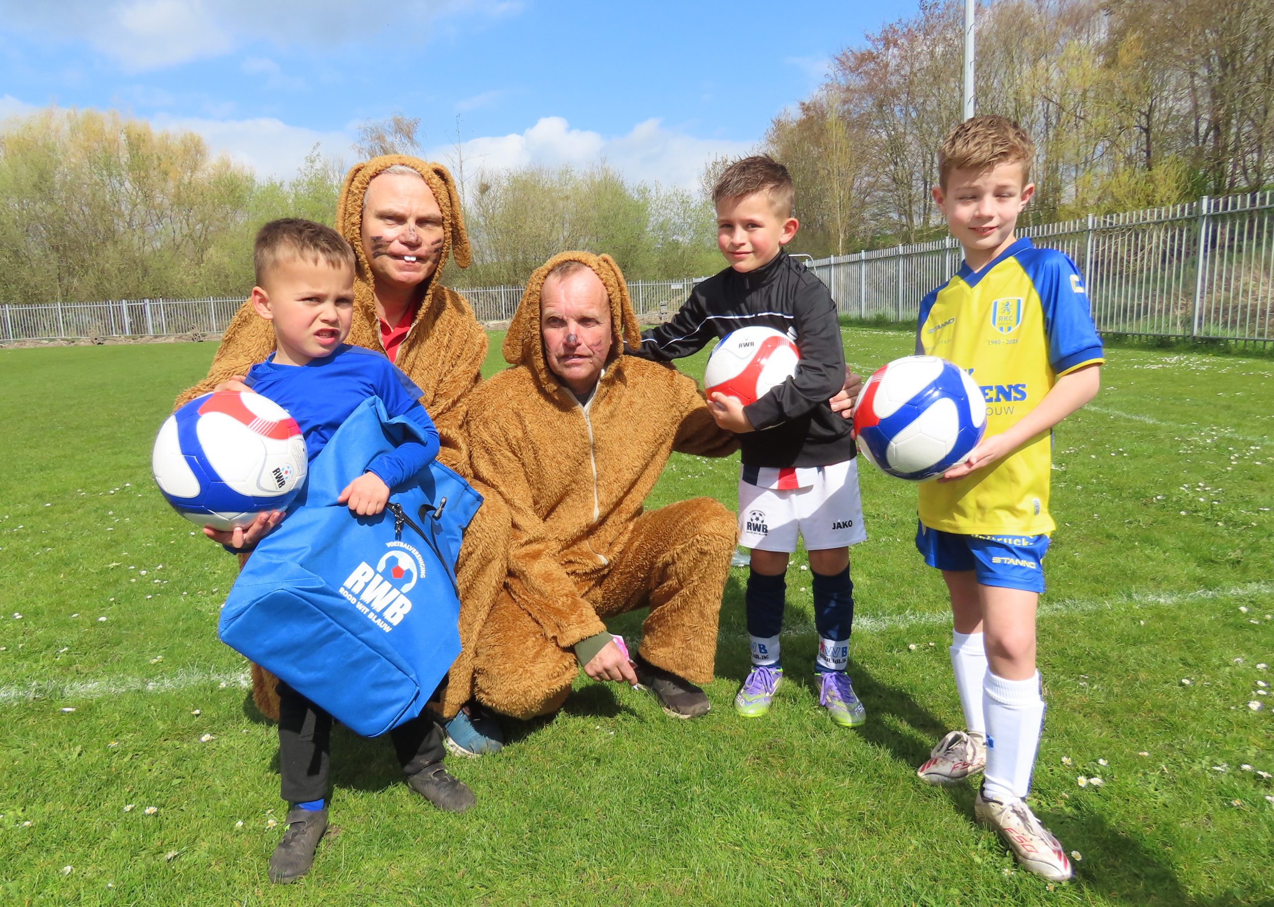 RWB selectiespelers inspireren jongste jeugd tijdens sfeervolle paasclinic.