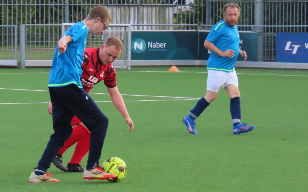 FEK Metaal en RWB zorgen samen voor gele ballen op G-toernooi.