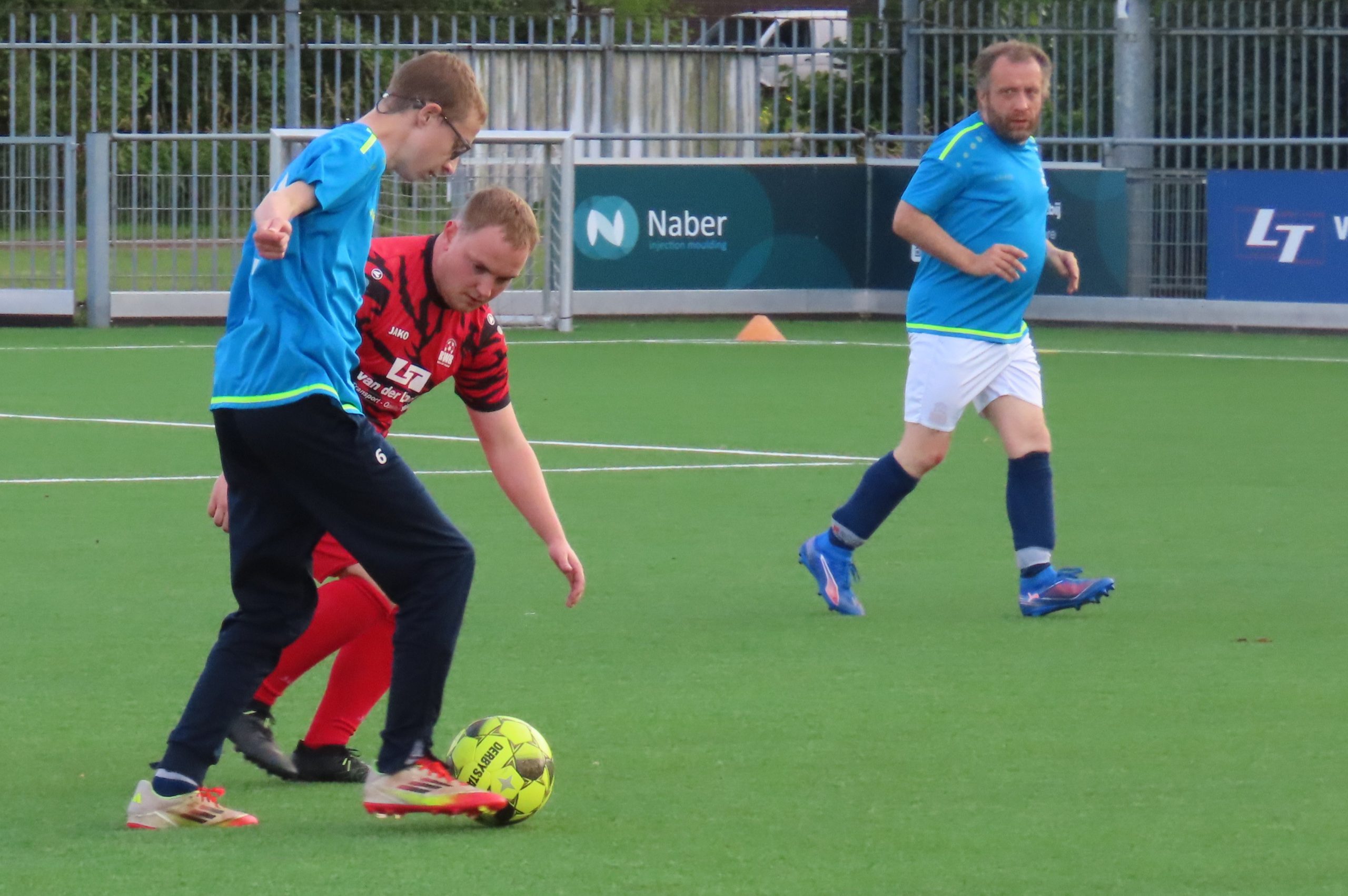 FEK Metaal en RWB zorgen samen voor gele ballen op G-toernooi.