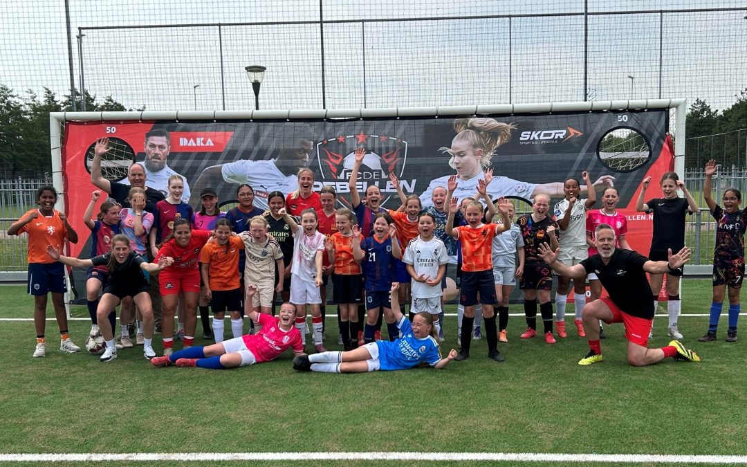 “Stefanie van der Gragt en FC de Rebellen zorgen voor voetbalfeest bij SVO De Gaard”.