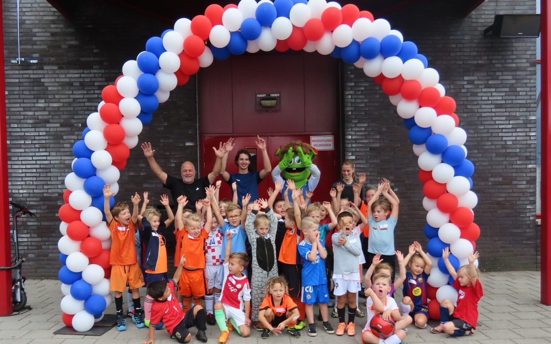 Lachende gezichten tijdens het GO Waalwijk Kanjer Festijn bij RWB.