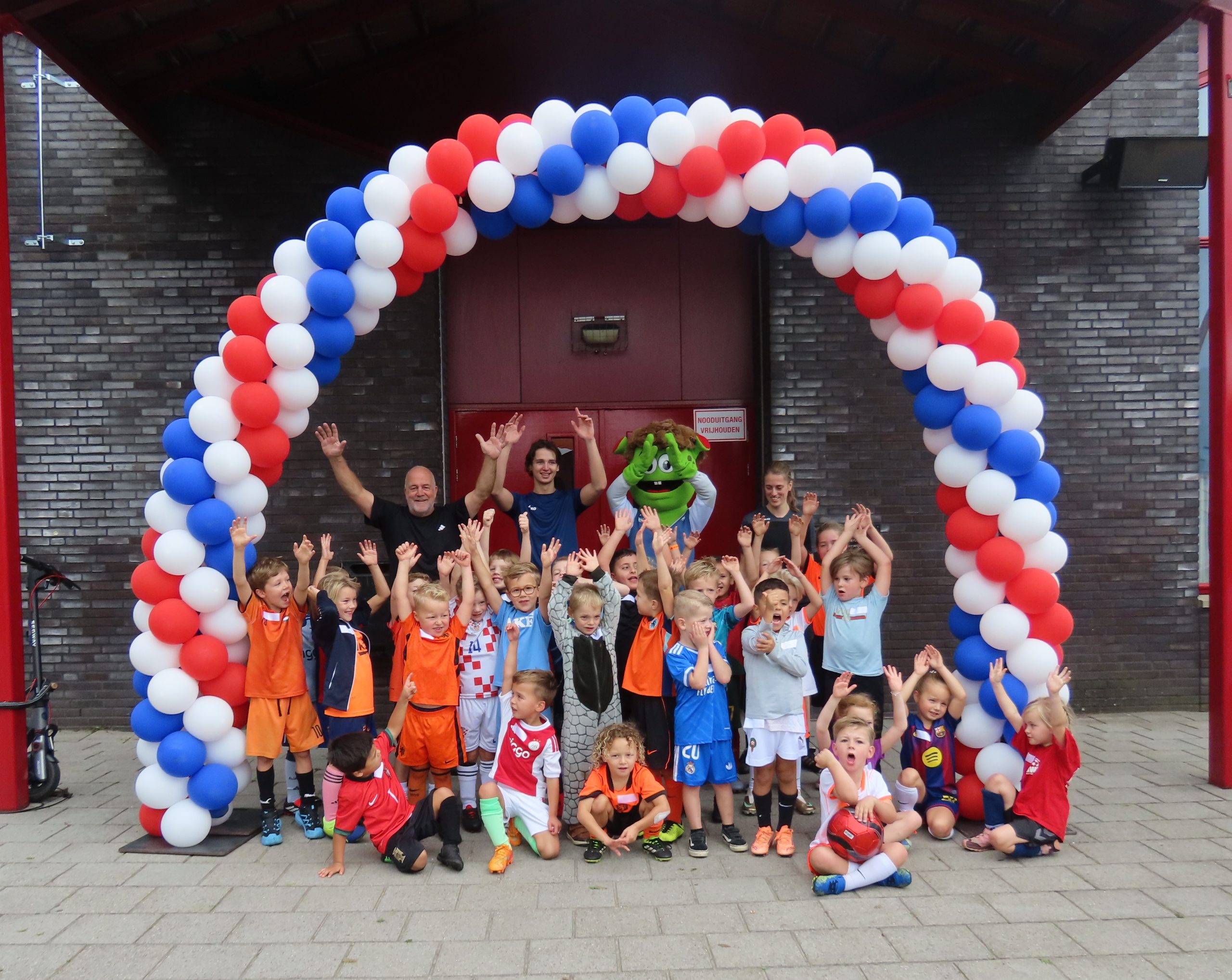 Lachende gezichten tijdens het GO Waalwijk Kanjer Festijn bij RWB.