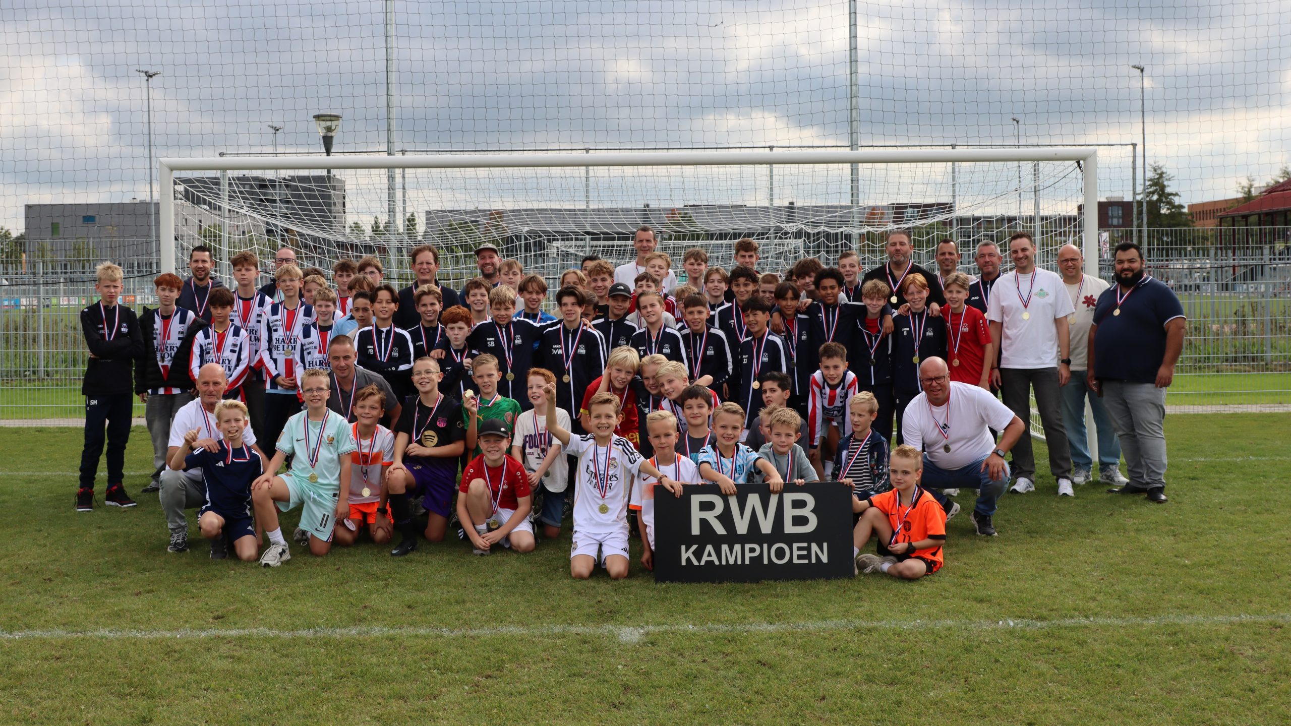Kampioenshuldiging RWB groot succes.