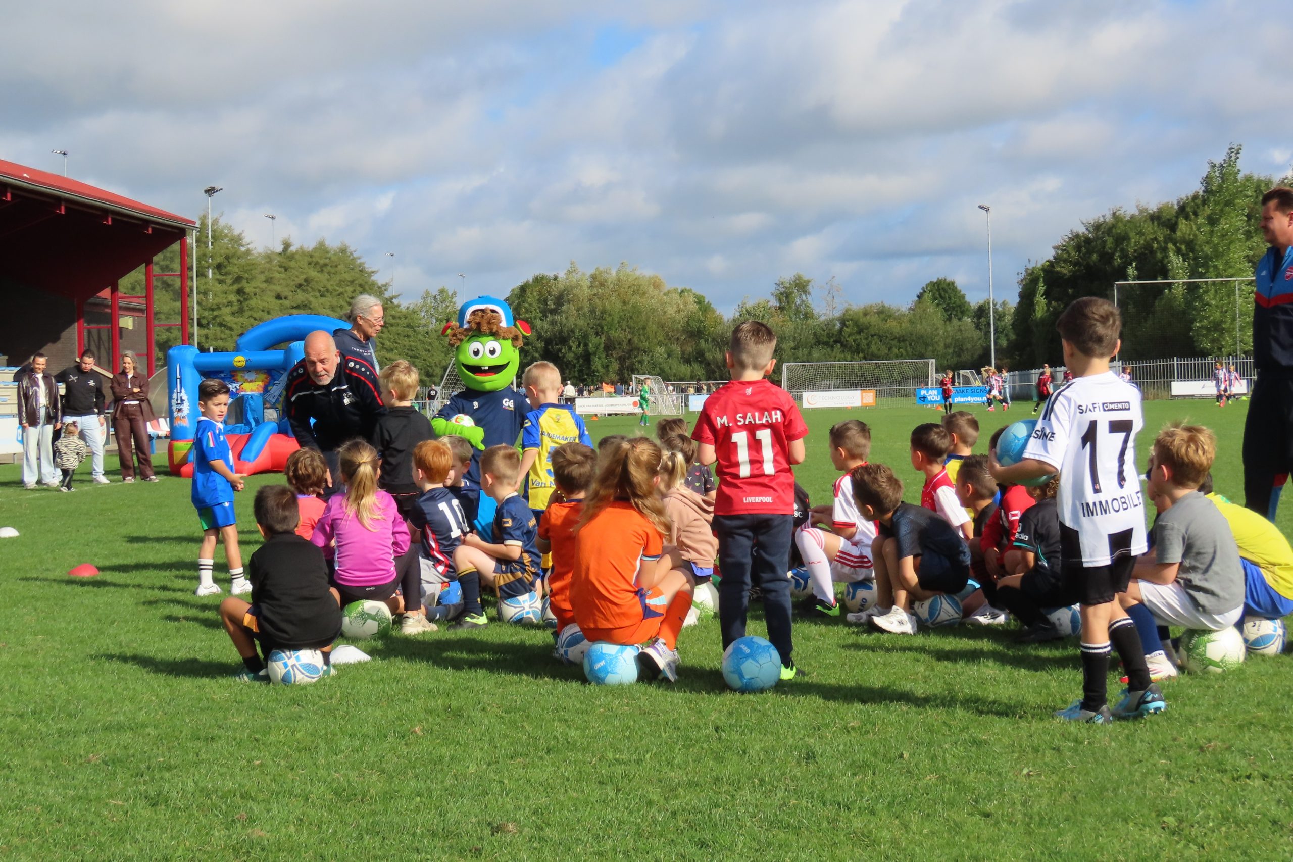“Ben jij bijna 5 of 6 jaar? Kom dan gezellig voetballen bij RWB!”