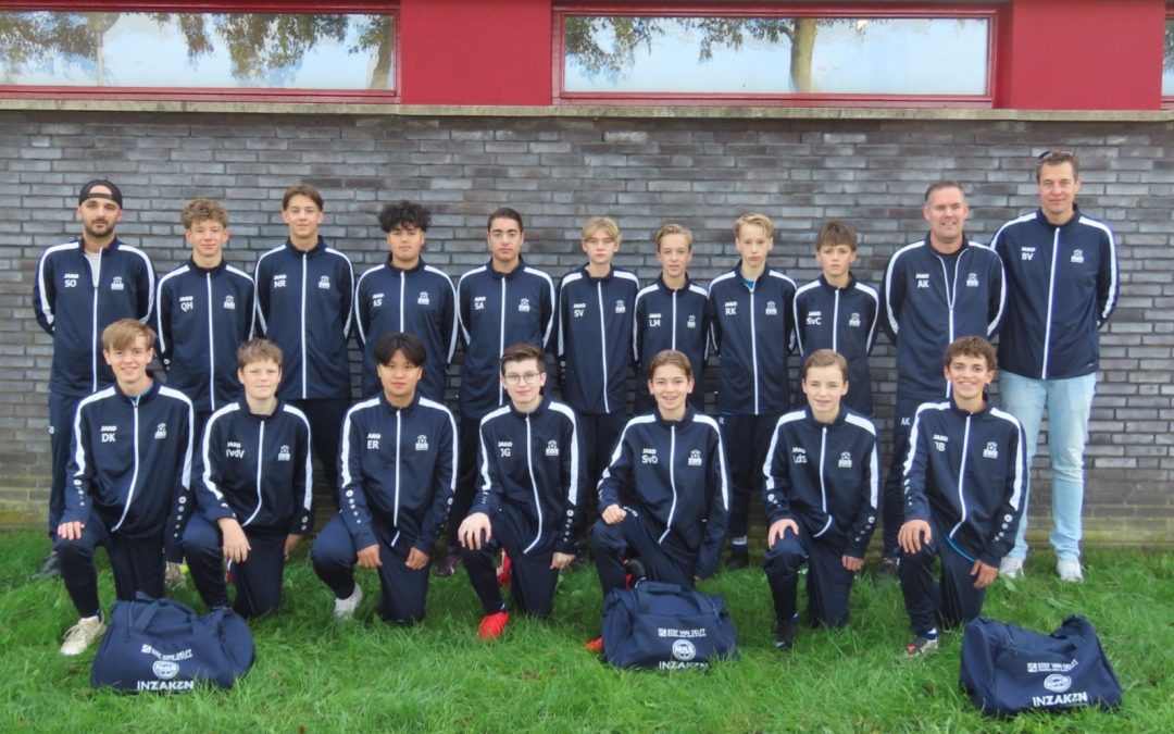 Stef van Delft Kaatsheuvel B.V., MK Services B.V. en In Zaken Loon & HRM sponsoren nieuwe voetbaluitrusting voor RWB O15-2