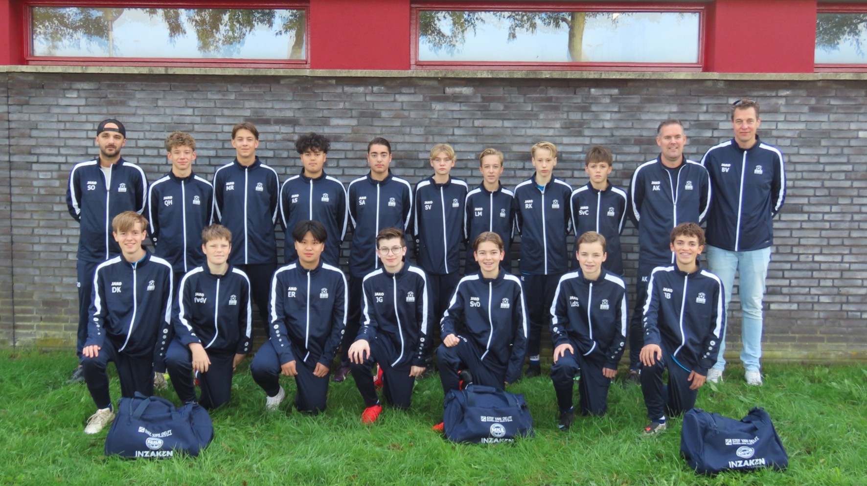 Stef van Delft Kaatsheuvel B.V., MK Services B.V. en In Zaken Loon & HRM sponsoren nieuwe voetbaluitrusting voor RWB O15-2